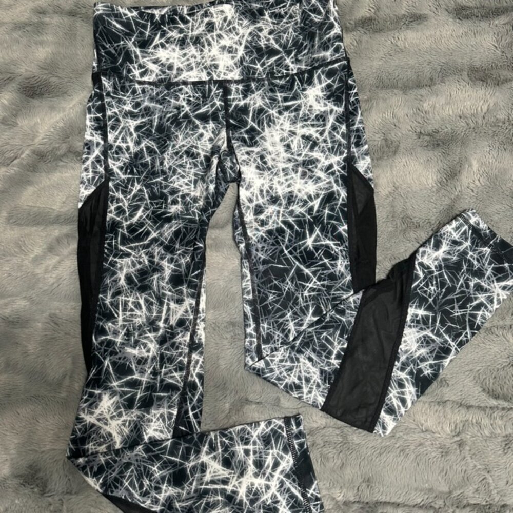 Chic and Sleek: Black and White Workout Leggings for Active Women